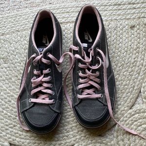 Nike Sneakers - Gray & Pink